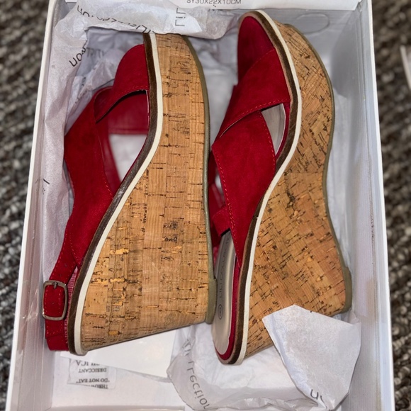 Womans red wedge heels size 8 NIB - Picture 3 of 12